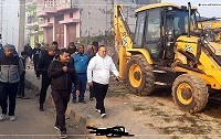 अतिक्रमण हटाउन मेयर सिंह सडकमा
